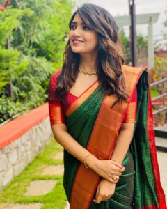 Vani Bhojan Instagram - ❤️saree  @thenmozhidesigns Jewellery  @vasahindia