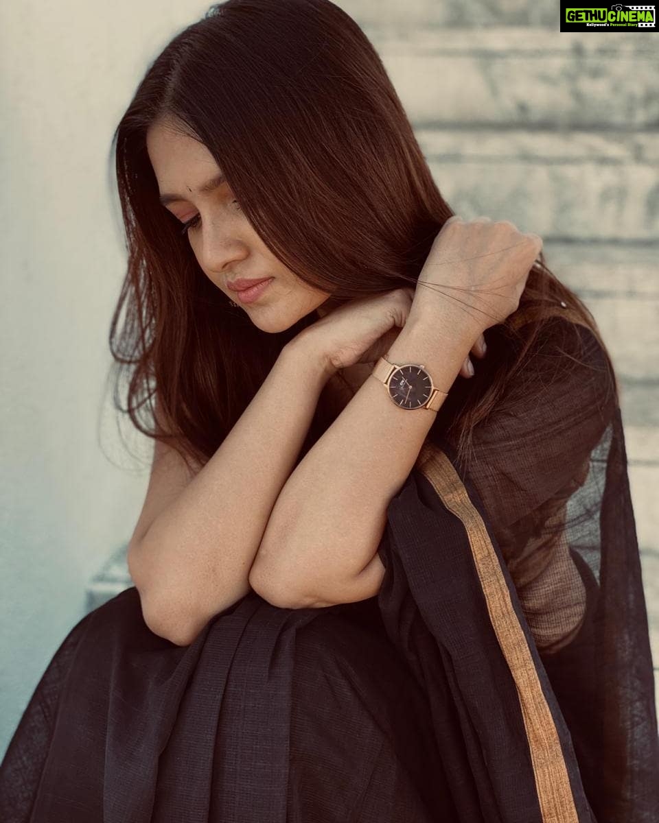 Vani Bhojan Instagram - Hey friends, here's something special for all of you! You can now buy a @danielwellington watch and get a complimentary strap. Also, do use my code DWVANI to save an additional 15%! Hurry, it is a limited offer! #danielwellington