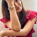 Vani Bhojan Instagram - Now available in a bigger 40MM dial, the Iconic Link watch by @danielwellington is just LOVE! Use my code DWVANI to save 15% on yours! 😉 #danielwellington