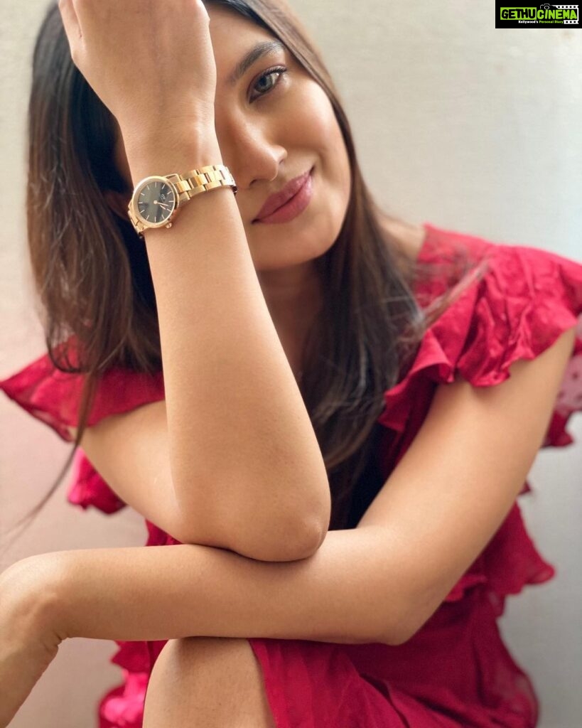 Vani Bhojan Instagram - Now available in a bigger 40MM dial, the Iconic Link watch by @danielwellington is just LOVE! Use my code DWVANI to save 15% on yours! 😉 #danielwellington