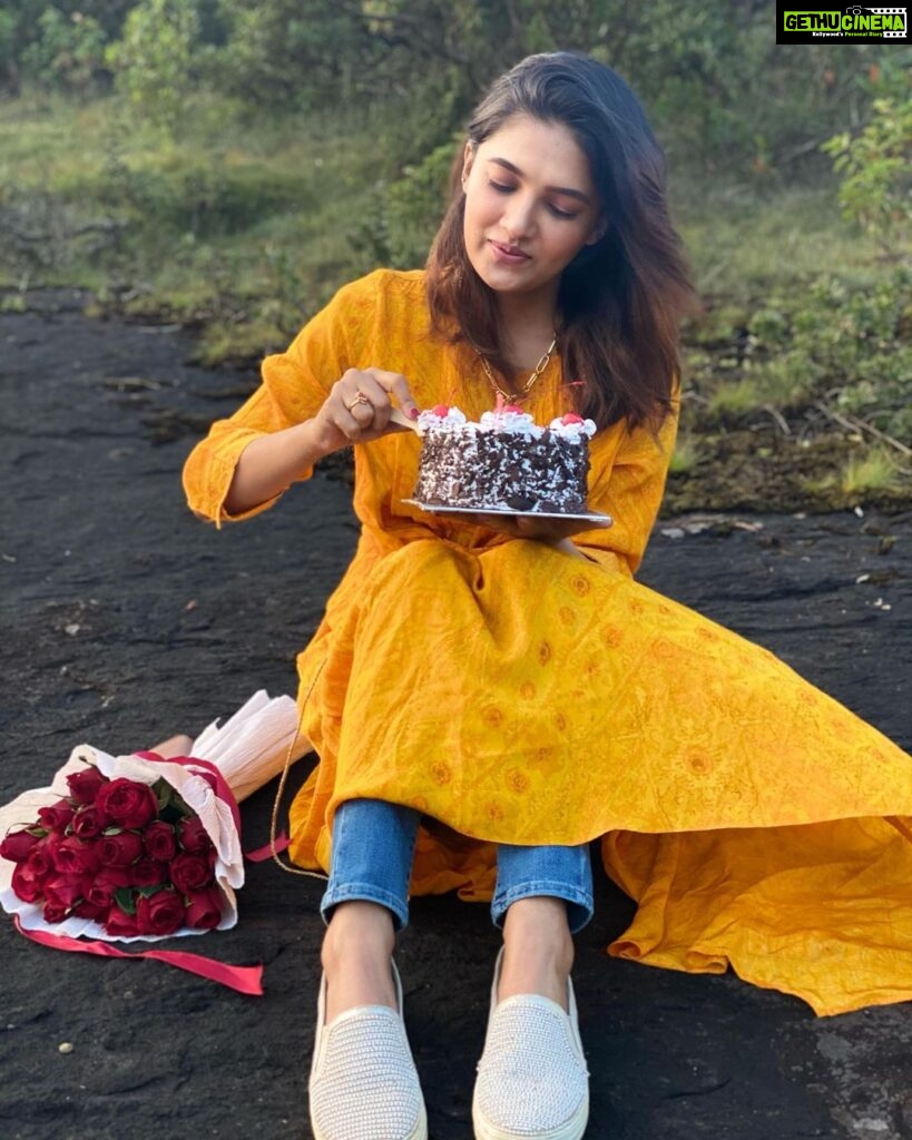 Vani Bhojan Instagram - Thank you for all the bday wishes ❤️. I'm grateful to all people who supported me through the years. Thank you for kindness and warm wishes ❤️❤️❤️love u all❤️❤️