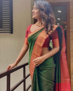 Vani Bhojan Instagram - ❤️saree  @thenmozhidesigns Jewellery  @vasahindia