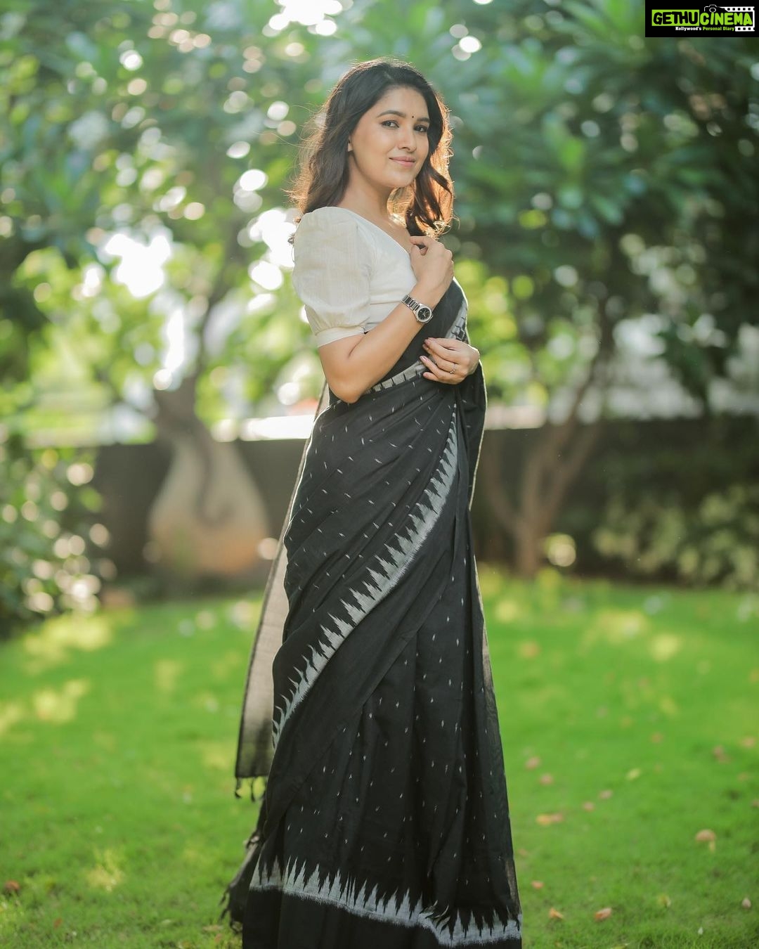 Vani Bhojan Instagram - Saree @thenmozhidesigns Photography @karthikha_photography Hair & draping @priyaprabu_artistry