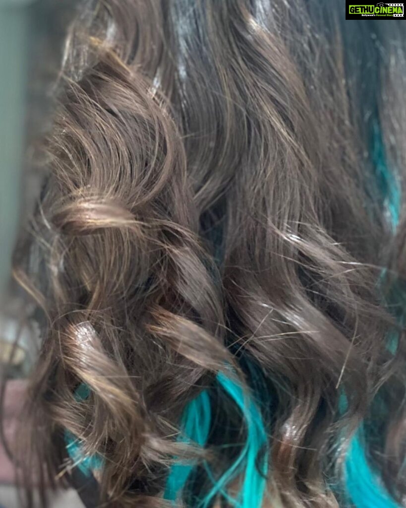Vani Bhojan Instagram - Love with this new hair extension 💙 thank u @rachelstylesmith love itttttt 💋