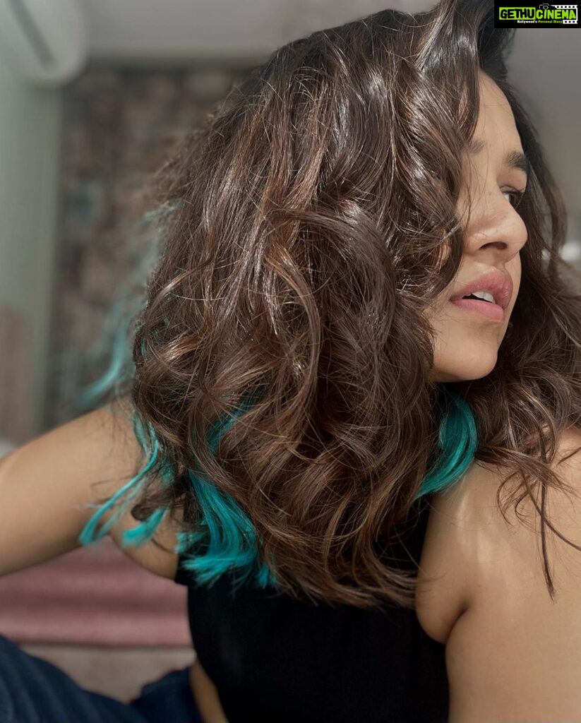 Vani Bhojan Instagram - Love with this new hair extension 💙 thank u @rachelstylesmith love itttttt 💋