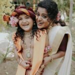 Veena Nair Instagram - Happy Vishu Styling @nithinju @sksreez Photography @vaisakh_mascara Mua @aneeshcbabumakeupartist @_sumathefacechanger_ 🥻 sari @mangalyakasav Jewellery @dcjewellers.official Location OG Tharavadu