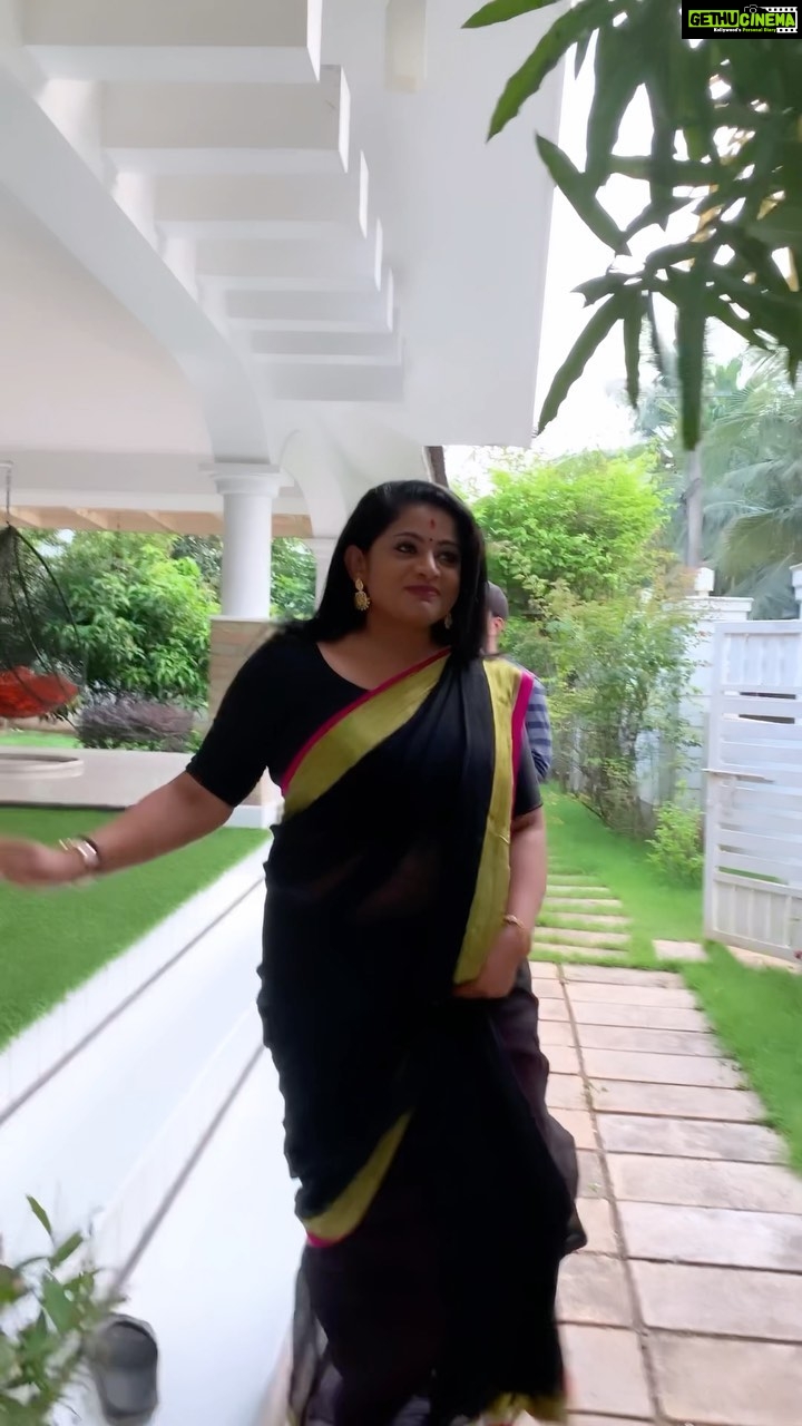 Veena Nair Instagram - Video yeduthu vetti music ittu thannathu Amjith bro @amjith.s Sari @manasi_boutique_21 Kozhikode