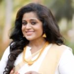 Veena Nair Instagram - പതിയെ നൃത്ത ചുവടുകൾ വെച്ച് തുടങ്ങി. Makeup @sruthisaimakeupstudio @sruthisai_official Jewellery @nakshatragoldanddiamonds Costume @yla_designs Concept &creative @l4lavendermedia Styling @jismi_varkey Location @kalathillakeresort