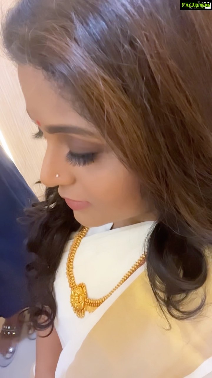 Veena Nair Instagram - Happiness overloaded❤️❤️❤️ Makeup @sruthisaimakeupstudio @sruthisai_official Styling @jismi_varkey Costume @yla_designs Jewels @nakshatragoldanddiamonds Coördination @l4lavendermedia