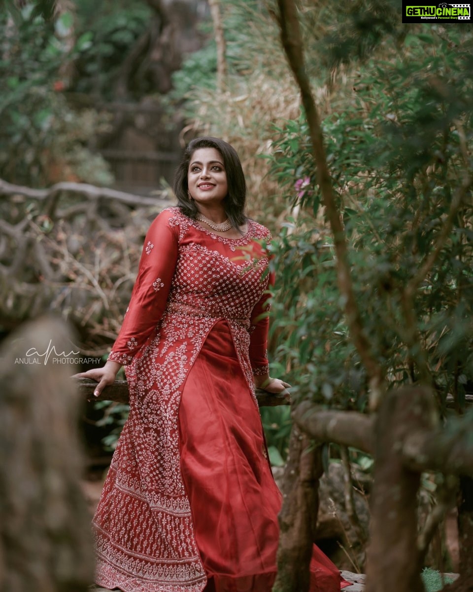 Veena Nair Instagram - ❤️😍❤️ 📸 @anulalphotography Styling @nithinju 👗 @haldi_the_shestylestore shestylestore MUA @rajesh_kodungallur Location @parakkatnatureresortmunnar Jewellery @parakkat_jewels #veenanair #happysoul #bigboss #beconfident #instagram #southindianactress #mallu #malayalam #indiancinemagallery #malayalam cinema #smartpixmedia #instapost Parakkat Nature Resorts