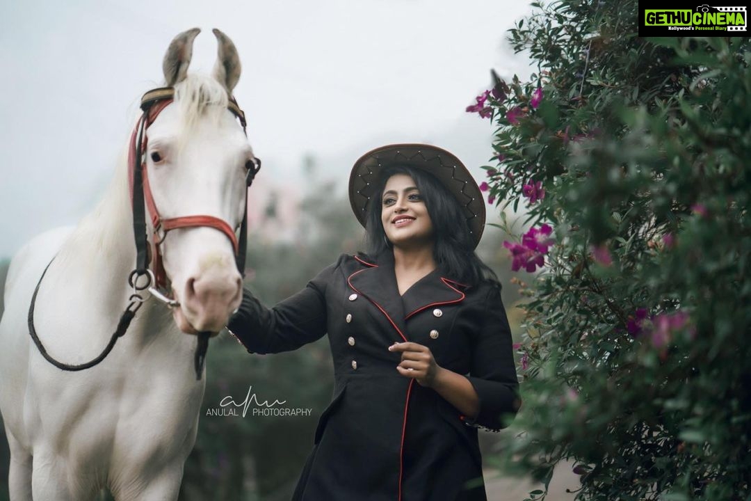 Veena Nair Instagram - Rise n shine๐ ๐ธ @anulalphotography Styling @nithinju ๐ @j7westerns MUA @rajesh_kodungallur Location @parakkatnatureresortmunnar Special thanks karanan ๐ #veenanair #happysoul #bigboss #beconfident #instagram #southindianactress #mallu #malayalam #indiancinemagallery #malayalam cinema #smartpixmedia #instapost Parakkat Nature Resorts