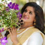 Veena Nair Instagram - എല്ലാ കൂട്ടുകാർക്കും നന്മനിറഞ്ഞ ഒരു വിഷു ആശംസിക്കുന്നു. ഒപ്പം സമ്പൽസമൃദ്ധിയാർന്ന ഒരു വർഷം ആകട്ടെ എന്ന് പ്രാർത്ഥിക്കുന്നു. MAKEUP @sruthisaimakeupstudio @sruthisai_official Costume @yla_designs Ornaments @nakshatragoldanddiamonds Concept team @l4lavendermedia Styling @jismi_vary Location @kalathillakeresort