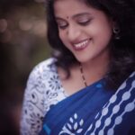 Veena Nair Instagram - Keep smiling....😍😍🥰😍😍 Good night 🥻@manasi_boutique_21 PC @sujithmscenic