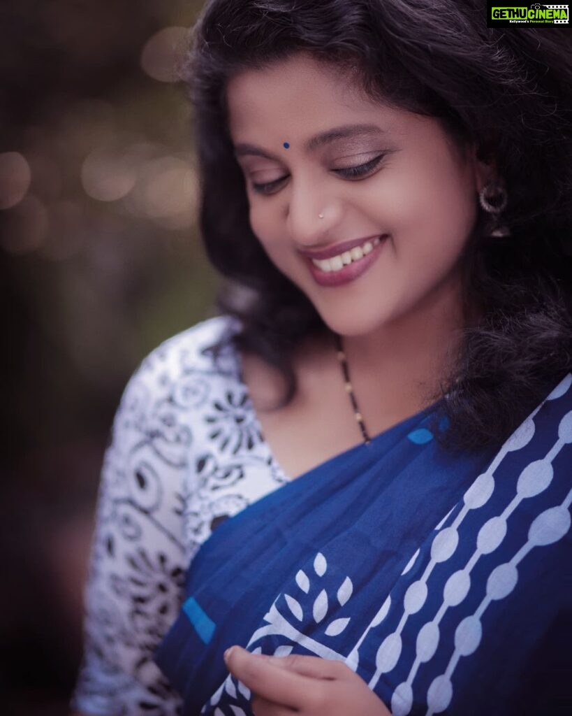 Veena Nair Instagram - Keep smiling....😍😍🥰😍😍 Good night 🥻@manasi_boutique_21 PC @sujithmscenic