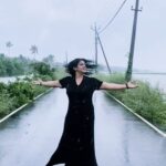 Veena Nair Instagram - Live Love laugh...... ❤️💕❤️ Editing : @mj_mahesh7 . . . . . . . #happyvibes #soulmate #iseeu #lovemyself #ambadeedeamma #happysoul #livethemoment #livelovelaugh #instapost #instagram #instareels