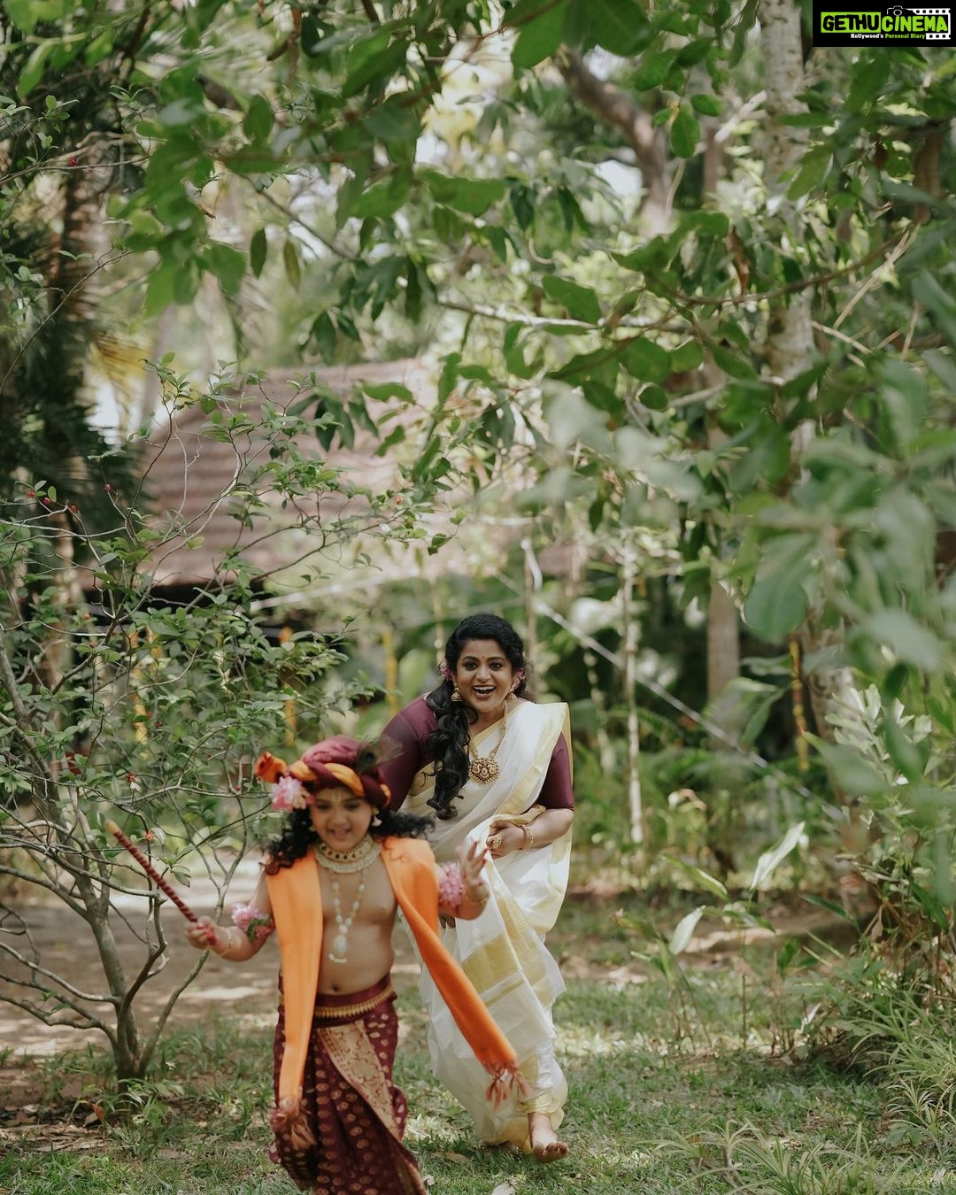 Veena Nair Instagram - Ambady❤️ Styling @nithinju @sksreez Photography @vaisakh_mascara Mua @aneeshcbabumakeupartist @_sumathefacechanger_ 🥻 sari @mangalyakasav Jewellery @dcjewellers.official Location OG Tharavadu