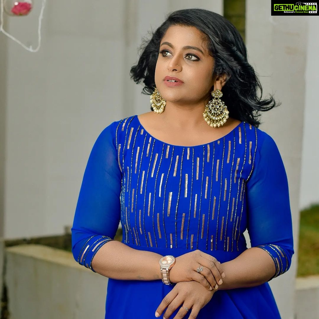 Veena Nair Instagram - Happy is a direction,not a place PC @dulkifil_photography Styling @nithinju MC @roshnistvm Costume @cassidinae._ Jewellery @kaya_online_