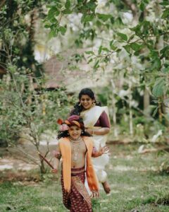Veena Nair Instagram - Happy Vishu 💕😍💕
Ambady❤️
Styling @nithinju 
  @sksreez 
Photography @vaisakh_mascara 
Mua @aneeshcbabumakeupartist 
  @_sumathefacechanger_ 
🥻 sari @mangalyakasav 
Jewellery @dcjewellers.official
