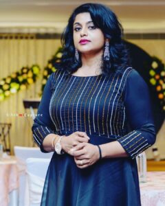 Veena Nair Instagram - Kutti chirikkunnilla,yendo eshttapedazhika undu🤪🤪🤪🤪
👗: @cassidinae._ 
Jewellery :@lovelookcollections