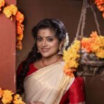 Veena Nair Instagram - Onam series 3 ❤️ PC:@siraj_nazar MC:@sheena_makeup_artist Costume :@diva_womensclothingstore Jewellery :@lovelookcollections Styling :@kavithasantosh29 Associate :@orange_digital_media