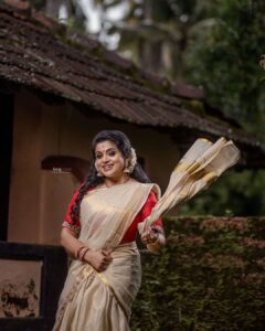 Veena Nair Instagram - Onam series 3 ❤️
PC: @siraj_nazar 
MC:@sheena_makeup_artist 
Costume:@diva_womensclothingstore