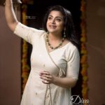 Veena Nair Instagram - Onam series 2❤️ PC : @siraj_nazar MC : @sheena_makeup_artist 👗:@diva_womensclothingstore Jewels: @aliqat_jewelshack Styling:@kavithasantosh29 Associate: @orange_digital_media