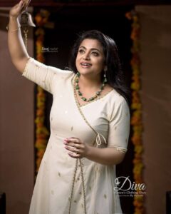 Veena Nair Instagram - Onam series 2❤️
PC : @siraj_nazar 
MC : @sheena_makeup_artist 
👗:@diva_womensclothingstore 
Jewels: @aliqat_jewelshack 
Styling:@kavithasantosh29 
Associate: @orange_digital_media