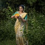 Veena Nair Instagram - ചിങ്ങപ്പുലരിയിൽ ഒരായിരം പുതുവത്സര ആശംസകൾ നേരുന്നു ... PC : @siraj_nazar MC : @sheena_makeup_artist Saree : @keralasareeofficial Blowse : @diva_womensclothingstore Styling : @kavithasantosh29