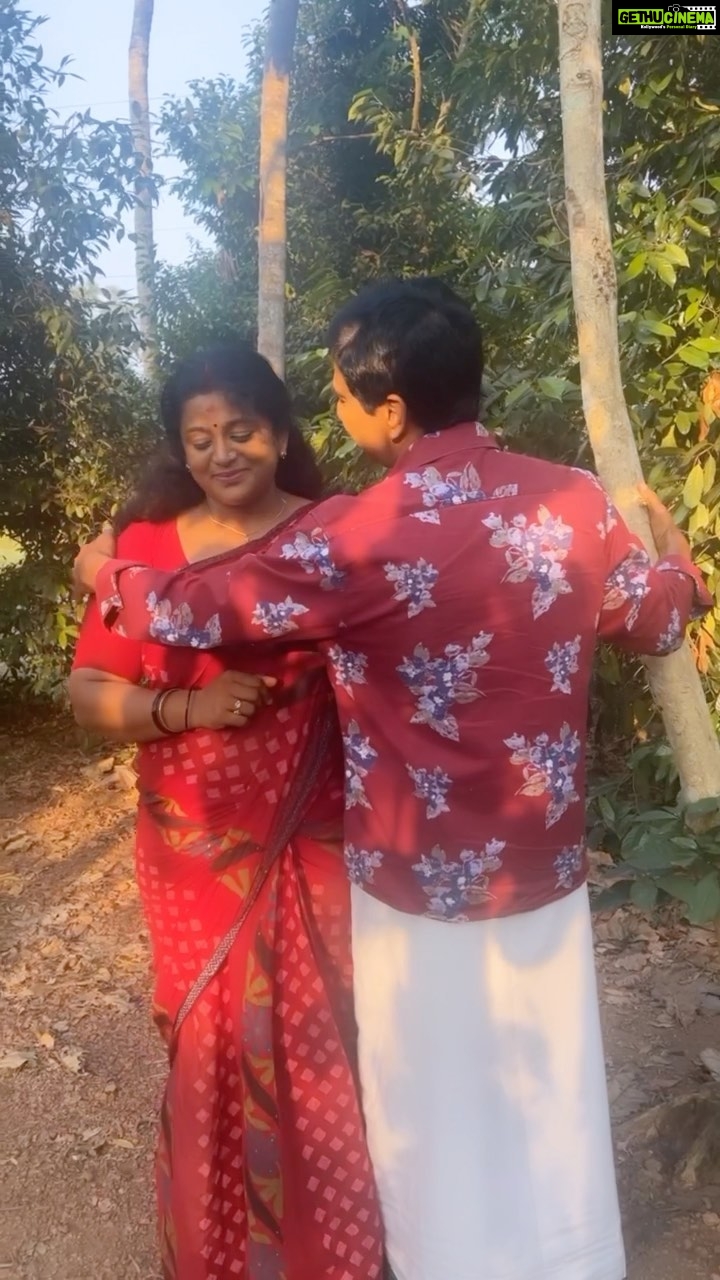 Veena Nair Instagram - With Appunni. @kovooraaan #zeekeralam #wifeisbeautiful @zeekeralam