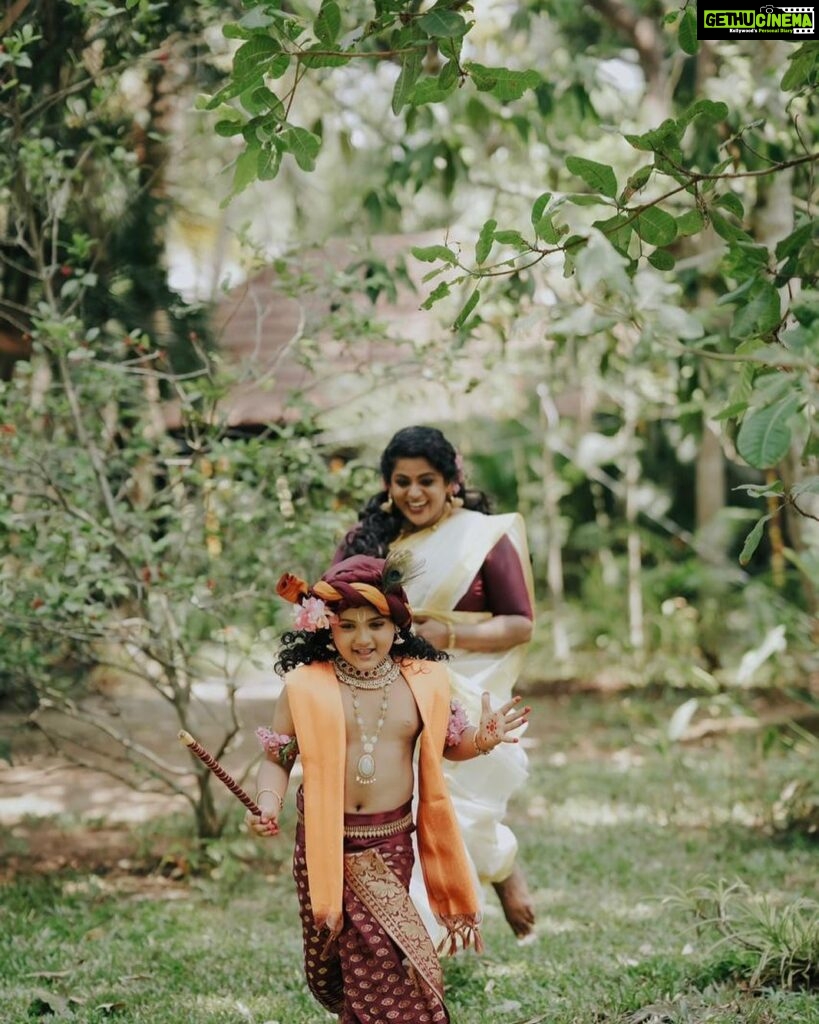 Veena Nair Instagram - Happy Vishu 💕😍💕 Ambady❤️ Styling @nithinju @sksreez Photography @vaisakh_mascara Mua @aneeshcbabumakeupartist @_sumathefacechanger_ 🥻 sari @mangalyakasav Jewellery @dcjewellers.official