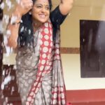 Veena Nair Instagram - ഏതോ മഴയിൽ നനവോടെ നാമന്നു കണ്ടു തീരാ മൊഴിയിൽ മൗനങ്ങളൊന്നായലിഞ്ഞു... 🥻 Sari @thedrapearchitect 🎥 @athulambili