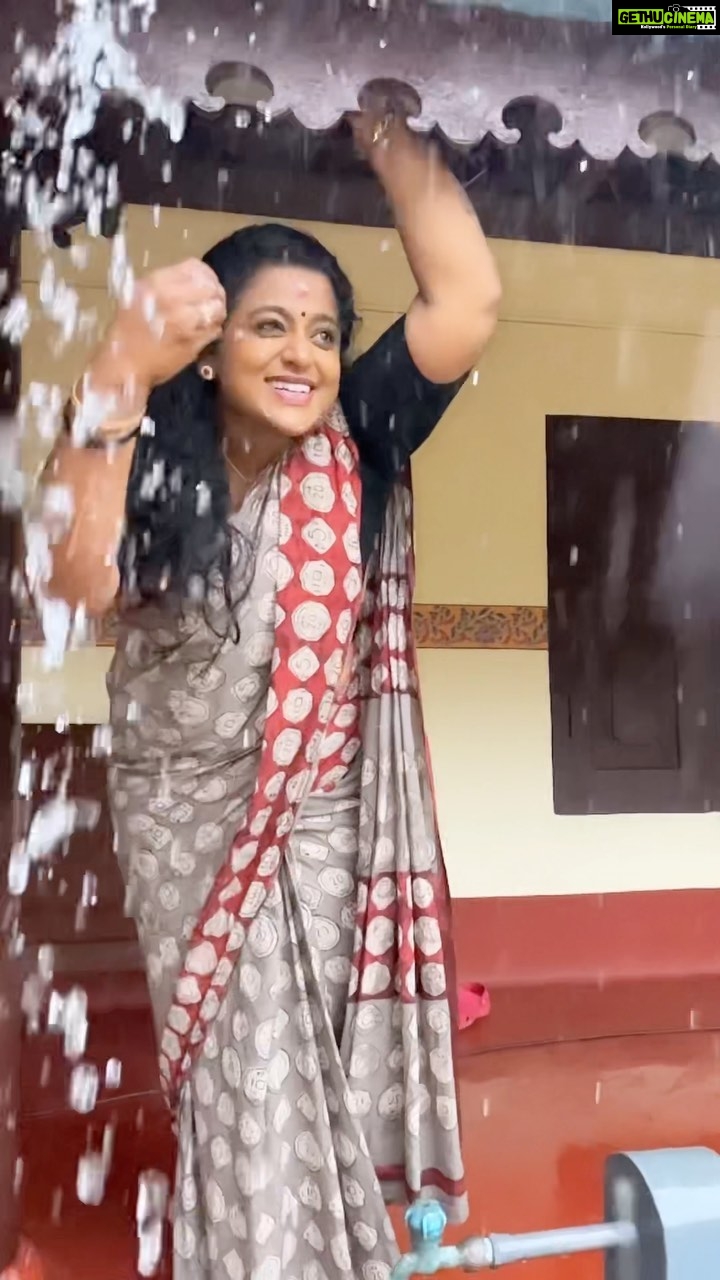 Veena Nair Instagram - ഏതോ മഴയിൽ നനവോടെ നാമന്നു കണ്ടു തീരാ മൊഴിയിൽ മൗനങ്ങളൊന്നായലിഞ്ഞു... 🥻 Sari @thedrapearchitect 🎥 @athulambili