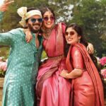 Veena Nandhakumar Instagram - The swayamvara family❤️ @dqsalmaan @anikhasurendran @swayamvarasilksindia Pc @shafishakkeer Make up @rgmakeupartistry Hair @reena_susan_philip Styling @styledbysmiji
