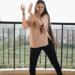 Veena Nandhakumar Instagram - Dance to the tunes of Swayamvara theme song and upload those dance reels on your social media page. Don't forget to follow the Swayamvara Silks Instagram page and tag them with the hashtag #swayamvarasong! Participants will recieve exciting prizes from Swayamvara Silks! Last date of accepting entries: April: 30. Best of luck! Kindly follow our page @swayamvarasilksindia for More updates.. Inframe:@veena_nandakumar Video by:@basil_kanjirathingal SWAYAMVARA SONG #Swayamvarasong #reelschallenge #dancechallenge #Veenanandakumar #veenanandhakumar #instagood #instagram #malayalamactress #dulquersalman #dq #kunjikka #keralaactress#saree #fashion #style #dance #dancereels #dancechallenge #Swayamvarasilks #keralagram