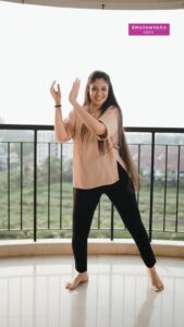 Veena Nandhakumar Instagram - Dance to the tunes of Swayamvara theme song and upload those dance reels on your social media page. Don't forget to follow the Swayamvara Silks Instagram page and tag them with the hashtag #swayamvarasong!  Participants will recieve exciting prizes from Swayamvara Silks! Last date of accepting entries: April: 30. Best of luck!
 Kindly follow our page @swayamvarasilksindia for 
More updates..
Inframe:@veena_nandakumar 
Video by:@basil_kanjirathingal

SWAYAMVARA SONG 
#Swayamvarasong 
#reelschallenge 
#dancechallenge
 #Veenanandakumar  #veenanandhakumar #instagood #instagram #malayalamactress
#dulquersalman #dq #kunjikka #keralaactress#saree #fashion #style #dance #dancereels #dancechallenge
#Swayamvarasilks #keralagram
