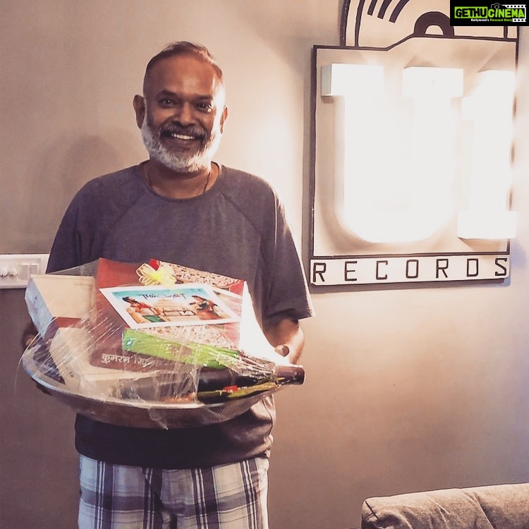 Venkat Kumar Gangai Amaren Instagram - Received #EeswaranPongalSeeru from #Eeswaran family 😃 What a lovely gesture! Hearing wonderful things about the film... Happy for my brother @silambarasantrofficial, #Susienthiran sir & Producer @madhavmedia 💥 @gobeatroute #EeswaranPongal