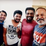 Venkat Kumar Gangai Amaren Instagram - A surprise meet with the #abhiyumnaanum gang!! #doctorshiva #raghu #sundar @suntv @director_jr @visiontimethamizh @trendloud @abhiyumnaanumfansclub @abhiyumnaanum_suntv @abhiyumnanum_official @riyamanoj_official @nidhishkutty14 @jattijaganathan @lathasaba @aravindaakash @vidyavinumohan @akilaideasofficial @kurinjii @shyamji_s @rajkamallatharaobioscopes @sunnxt