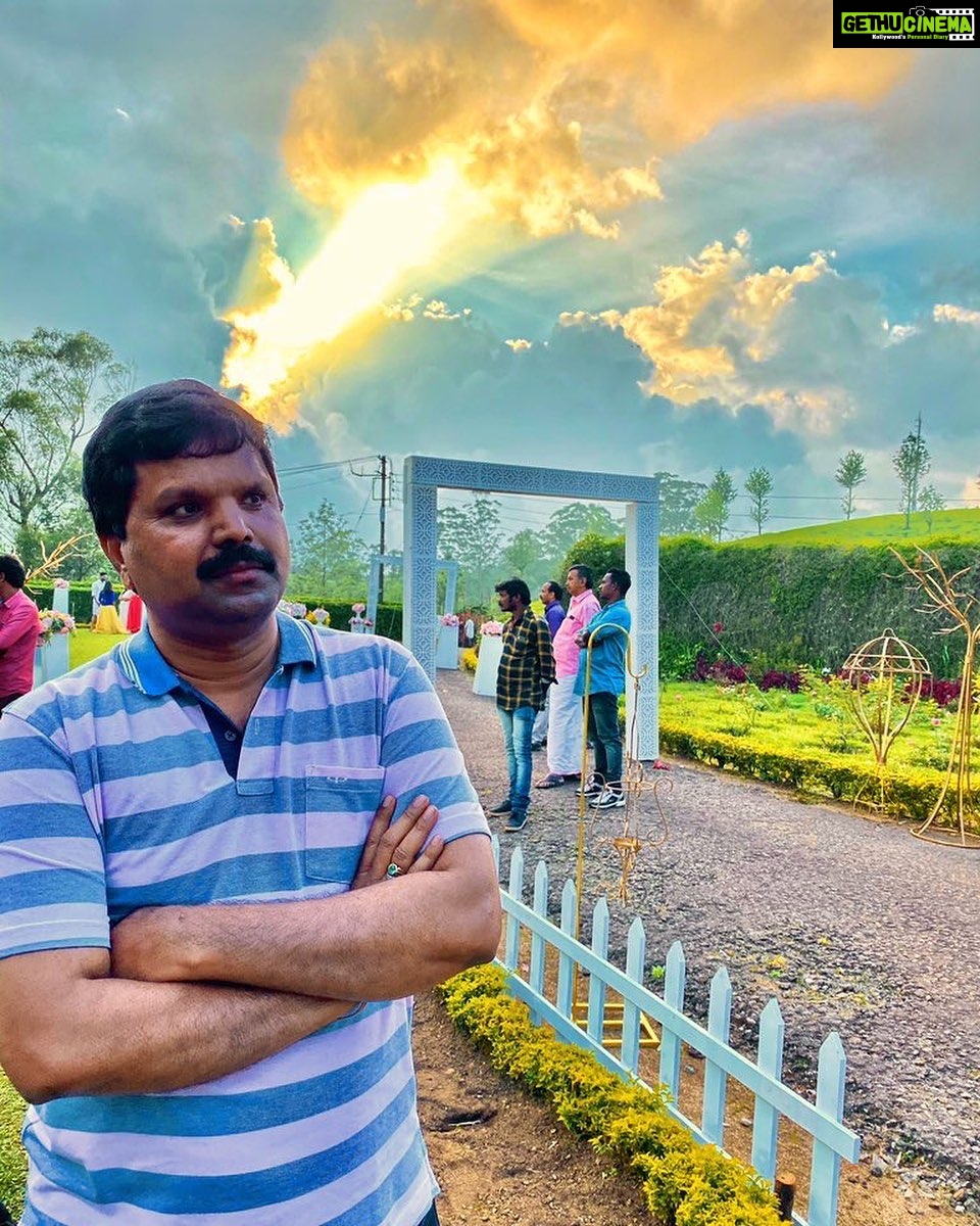 Vennela Kishore Instagram - ‘Thoughts release energy’😝 welcome to munnar mr. @mahendrababu2590 #EnthaManchivaadavuraa