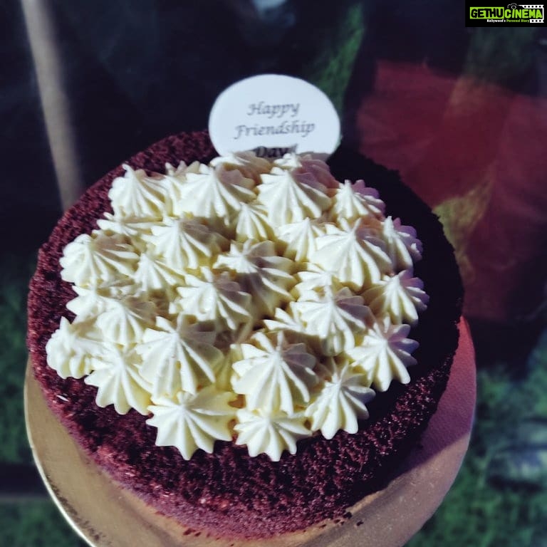 Vennela Kishore Instagram - πΌπΆπ΅ Reddu Reddu Cakey Reddu Velvet Reddu-Icing spreadu choosaaaaa Guddu Guddu Very Guddu knifey theesi slicey chesi thoosaaaaa ,πΌπ΅πΆ