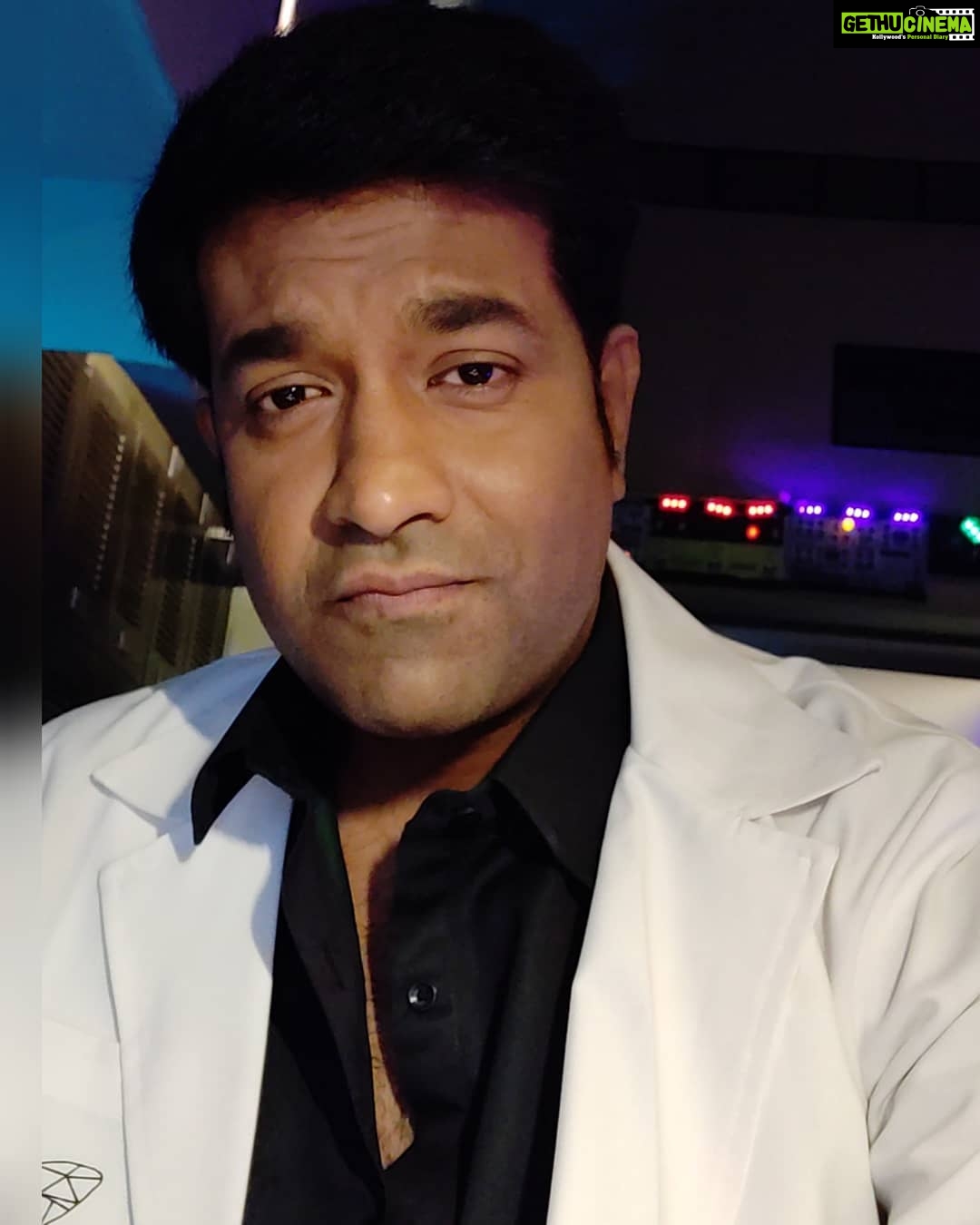 Vennela Kishore Instagram - "Crop your selfies like a pro" book lo chapter 7.. Summary: 'Convert ur lab coat to suit' #DiscoRaja