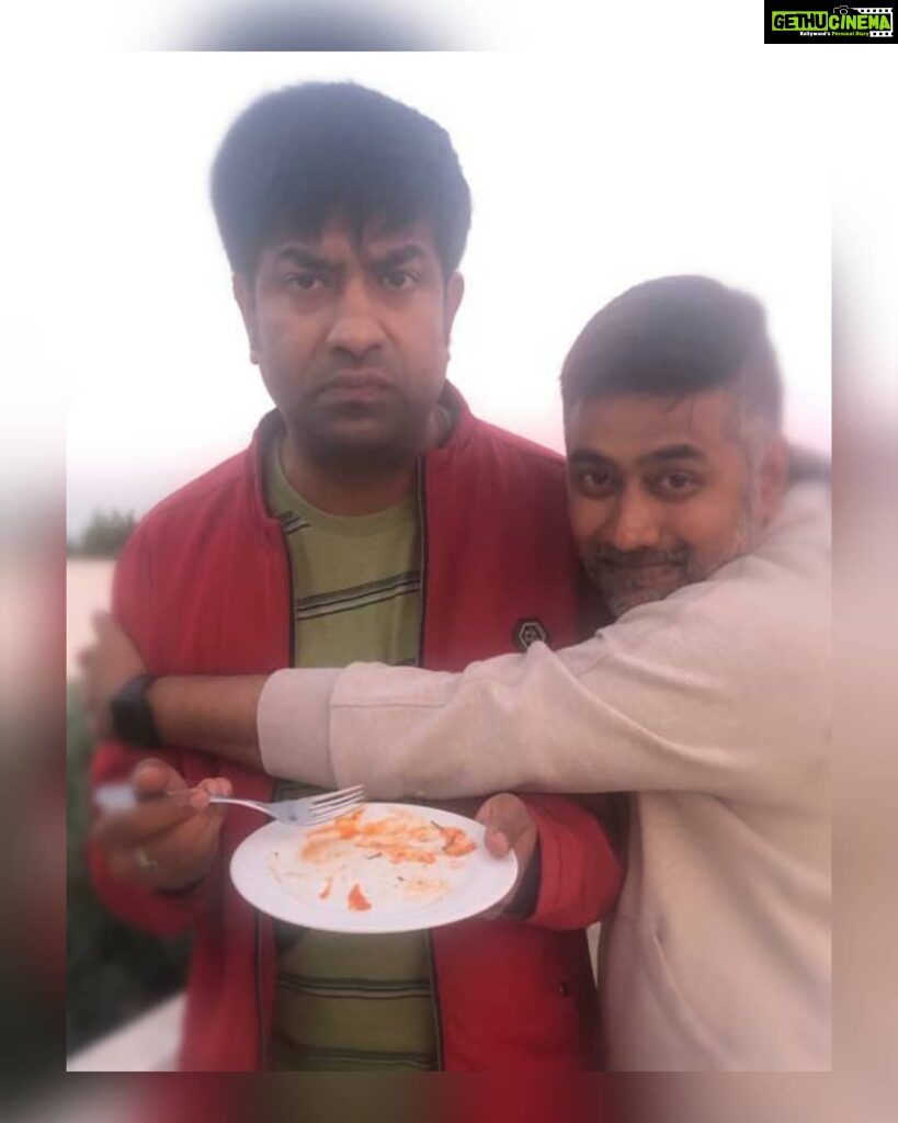 Vennela Kishore Instagram - Well..me being me but mr @rahulr_23 overjoyed about finding one vegetarian item in a 120 course buffet.. #ChittiChittiAnandalu