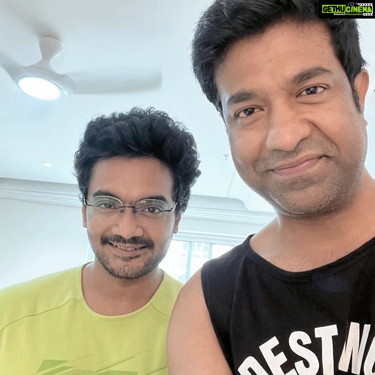 Vennela Kishore Instagram - That rendo sari " nemmadiga gaali pelchurri... elsoww ga vadulurri" moment with @vennelakish anna β€ One step at a time πββοΈ #cardio #fitnessstory #stregthtraining #fitnessmadesimple #fitnessmeme #fitnessinfluencer #fitstagram #telugumemes #telugureels #hyderabad #USA #UK #Canada #india #australia #dallas #texas #newyork #newjersey Hyderabad