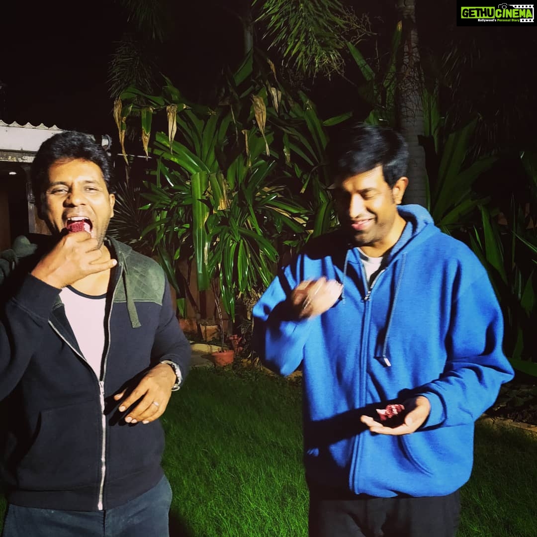 Vennela Kishore Instagram - πΌπΆπ΅ Reddu Reddu Cakey Reddu Velvet Reddu-Icing spreadu choosaaaaa Guddu Guddu Very Guddu knifey theesi slicey chesi thoosaaaaa ,πΌπ΅πΆ