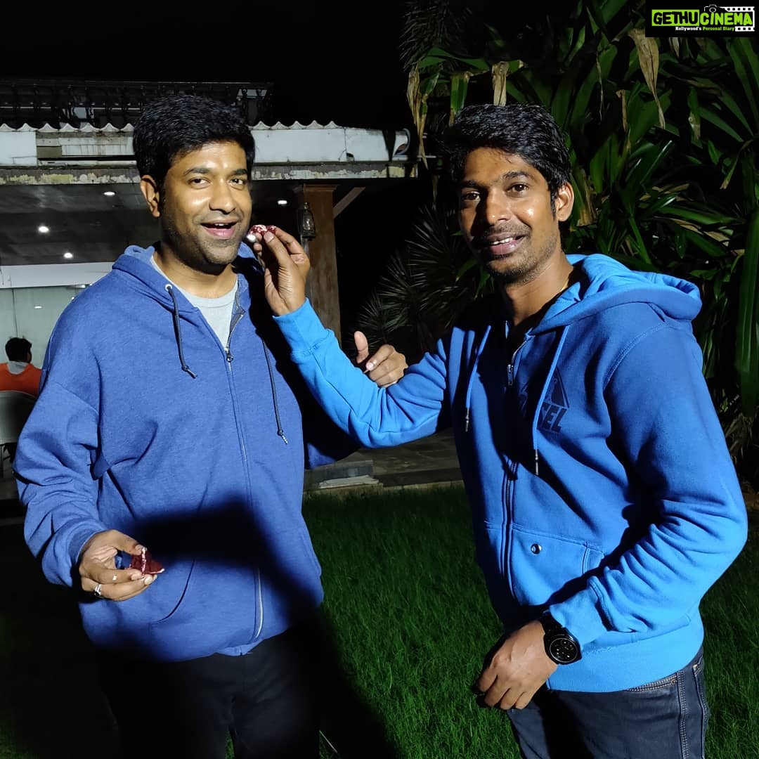 Vennela Kishore Instagram - πΌπΆπ΅ Reddu Reddu Cakey Reddu Velvet Reddu-Icing spreadu choosaaaaa Guddu Guddu Very Guddu knifey theesi slicey chesi thoosaaaaa ,πΌπ΅πΆ