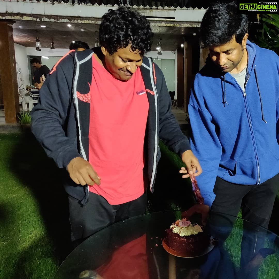Vennela Kishore Instagram - πΌπΆπ΅ Reddu Reddu Cakey Reddu Velvet Reddu-Icing spreadu choosaaaaa Guddu Guddu Very Guddu knifey theesi slicey chesi thoosaaaaa ,πΌπ΅πΆ
