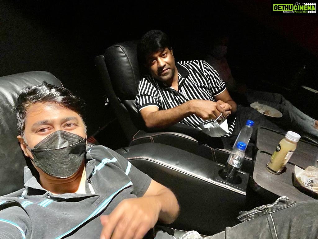 Vennela Kishore Instagram - Watching a movie with @rahulr_23 is more like switching his empty plates with new orders he keeps on ordering.. Not mentioning the chewing BGM turbulence coz subtitles really helped #TheMultiverseOfMetabolism