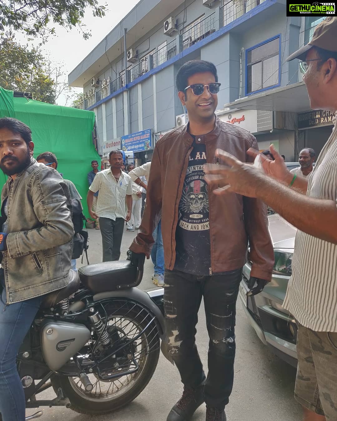 Vennela Kishore Instagram - Director clueless about my bike riding non-skills and Myself clueless about the bike riding shot.. #JanakJanakPayalBaje