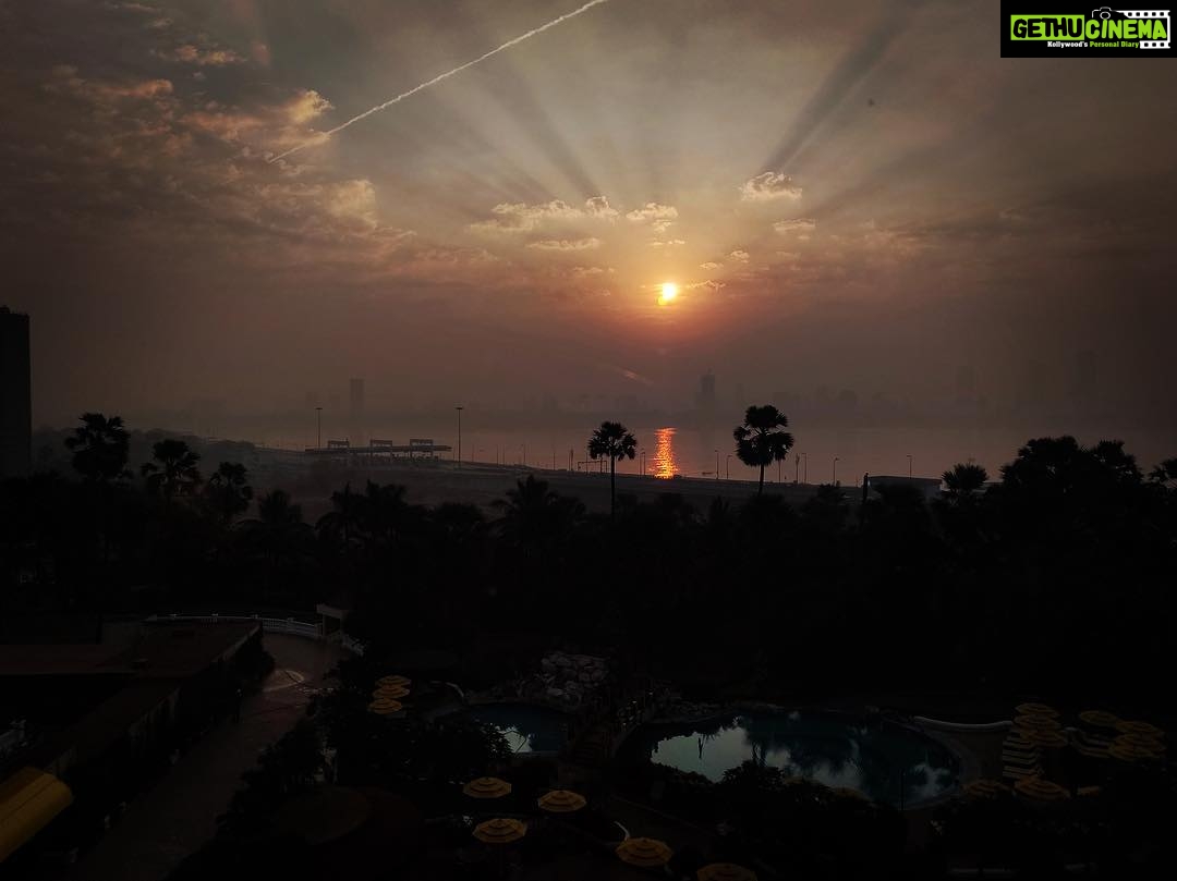 Vennela Kishore Instagram - I waited almost 20 seconds for this one coz “Photography is an art of observation. It has little to do with the things you see and everything to do with the way you see them.” annadu Elliot Erwitt #TheesindiOkkaBodiPhoto🤣 Taj Lands End, Mumbai