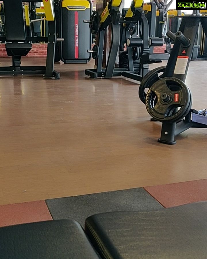 Vennela Kishore Instagram - Nenu chese 200gm workout ki hiphop songs enduku anukunnademo maa gym manager🙄 #ChaaranaPushupBaaranaBuildup