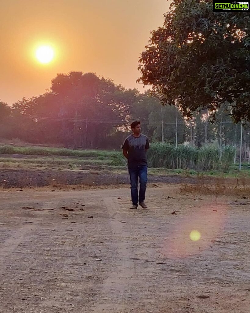 Vennela Kishore Instagram - Almost thanked my assistant for the pic before he politely conveys that he was tryin to capture the sun set🙄.. #PhotoBombastic